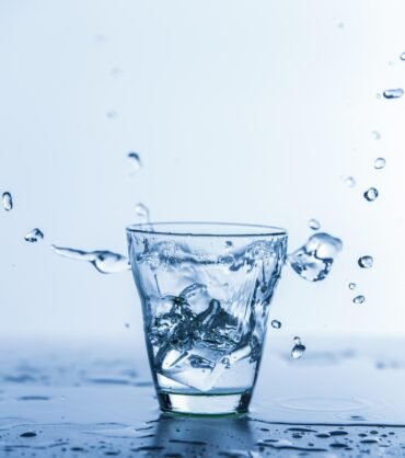 g92470dee23aa0ebda438d37361826cb921af2017ebd39875e06dc9197d1e968c87ff5bc9b38a879851da6106df4a29c23937a68126fe5330dabef8febf42f624_1280-2559064 water, fresh, clear, summer, drops, nature, crystalline, blue